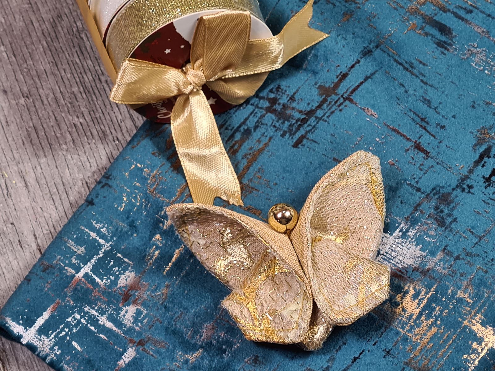 DIY-papillons-en-tissu-pliage-origami-avec-restes-de-tissu-facile-printemps-pâques